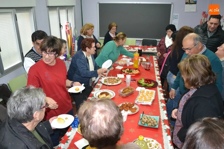 Foto 2 - Los alumnos de las diversas ense&ntilde;anzas de la Escuela de Adultos disfrutan de un d&iacute;a de...