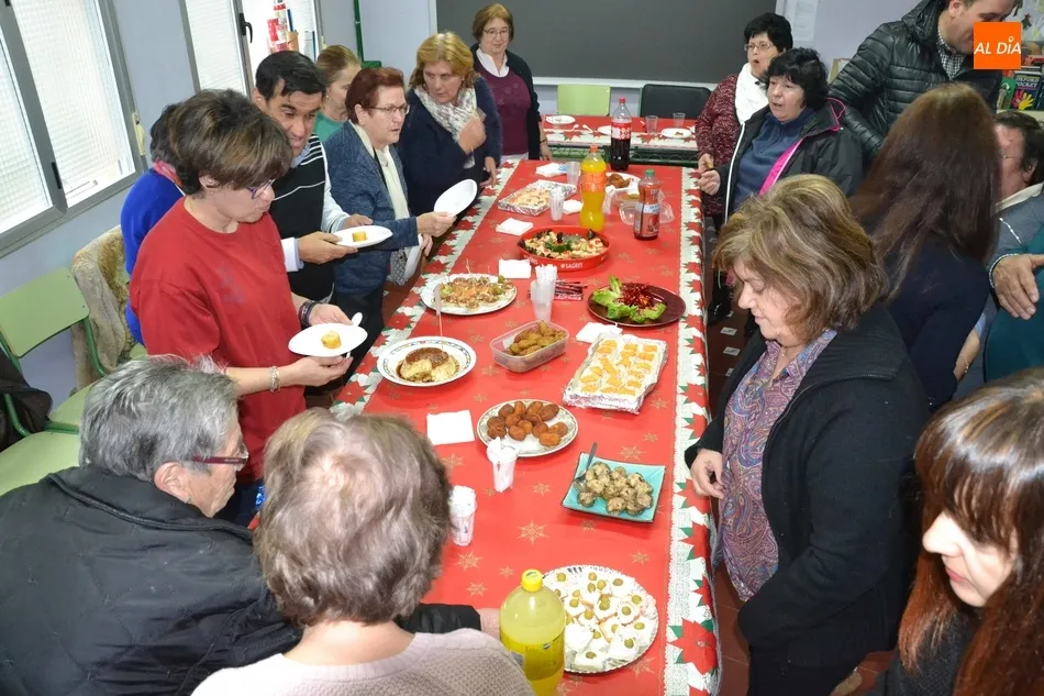 Foto 3 - Los alumnos de las diversas ense&ntilde;anzas de la Escuela de Adultos disfrutan de un d&iacute;a de...