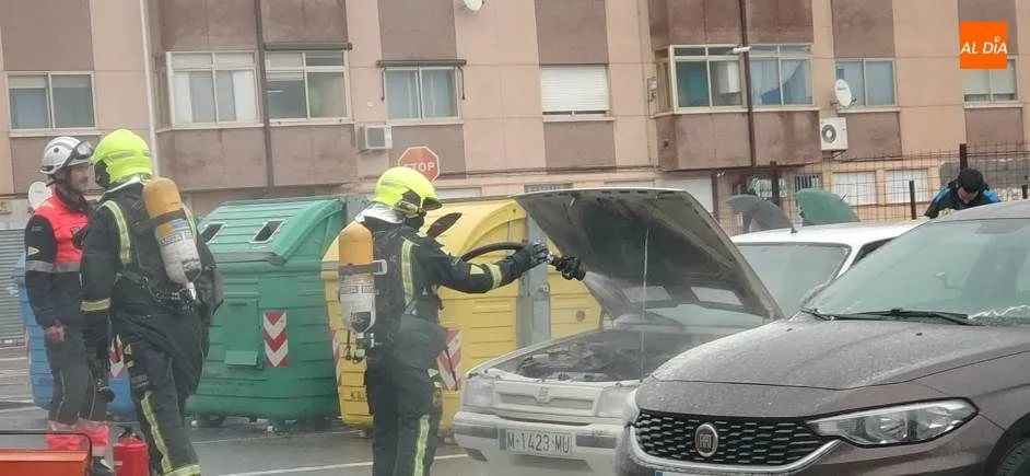 Los Bomberos sofocan el incendio de un vehículo en el barrio de Puente Ladrillo