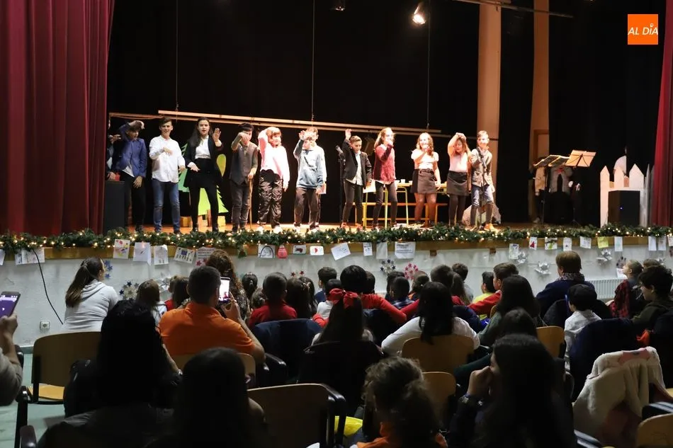 Foto 6 - Diversi&oacute;n y alegr&iacute;a en el Festival de Navidad del colegio Antonio Machado
