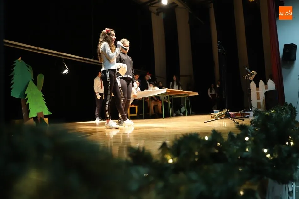 Foto 5 - Diversi&oacute;n y alegr&iacute;a en el Festival de Navidad del colegio Antonio Machado