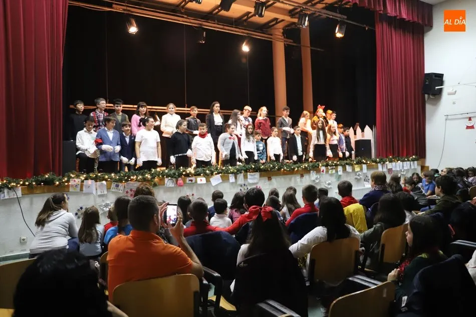 Foto 4 - Diversi&oacute;n y alegr&iacute;a en el Festival de Navidad del colegio Antonio Machado