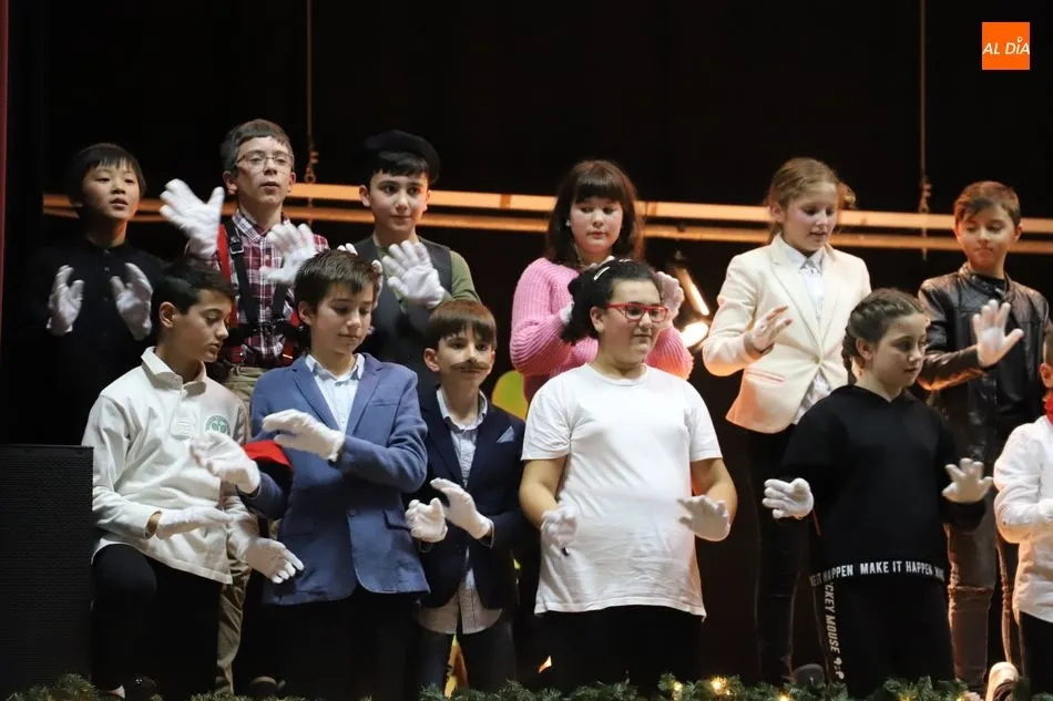 Foto 3 - Diversi&oacute;n y alegr&iacute;a en el Festival de Navidad del colegio Antonio Machado