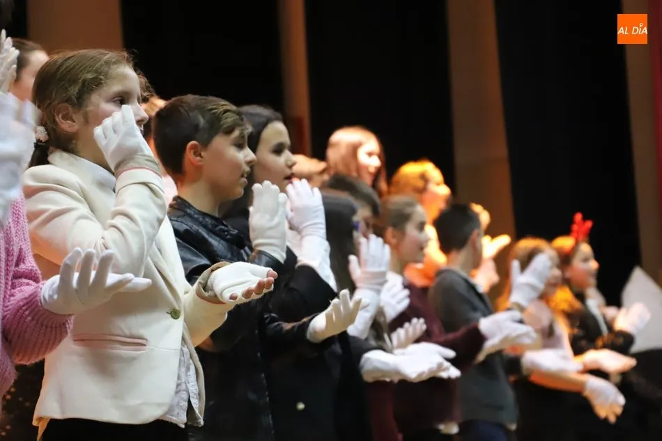 Foto 2 - Diversi&oacute;n y alegr&iacute;a en el Festival de Navidad del colegio Antonio Machado