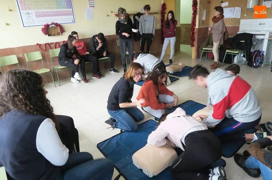 Foto 2 - Talleres de reanimaci&oacute;n cardio pulmonar en el IES Leonardo Da Vinci