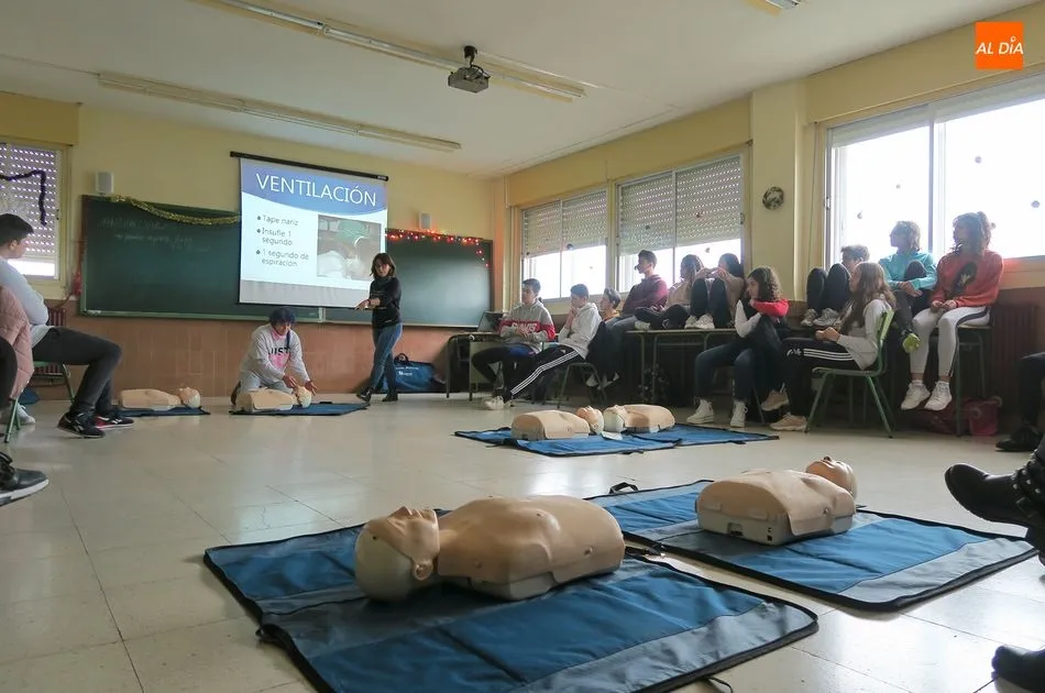 Foto 3 - Talleres de reanimaci&oacute;n cardio pulmonar en el IES Leonardo Da Vinci