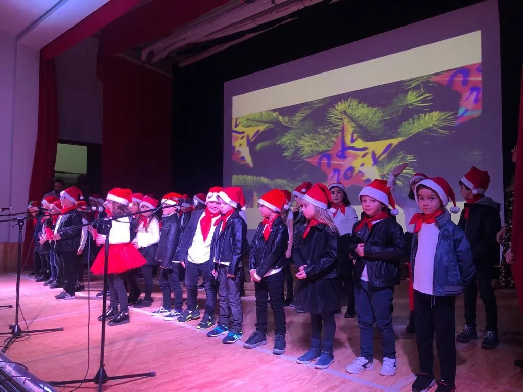 Foto 11 - Los alumnos de Primaria del Colegio San Agust&iacute;n celebran su Festival de Navidad