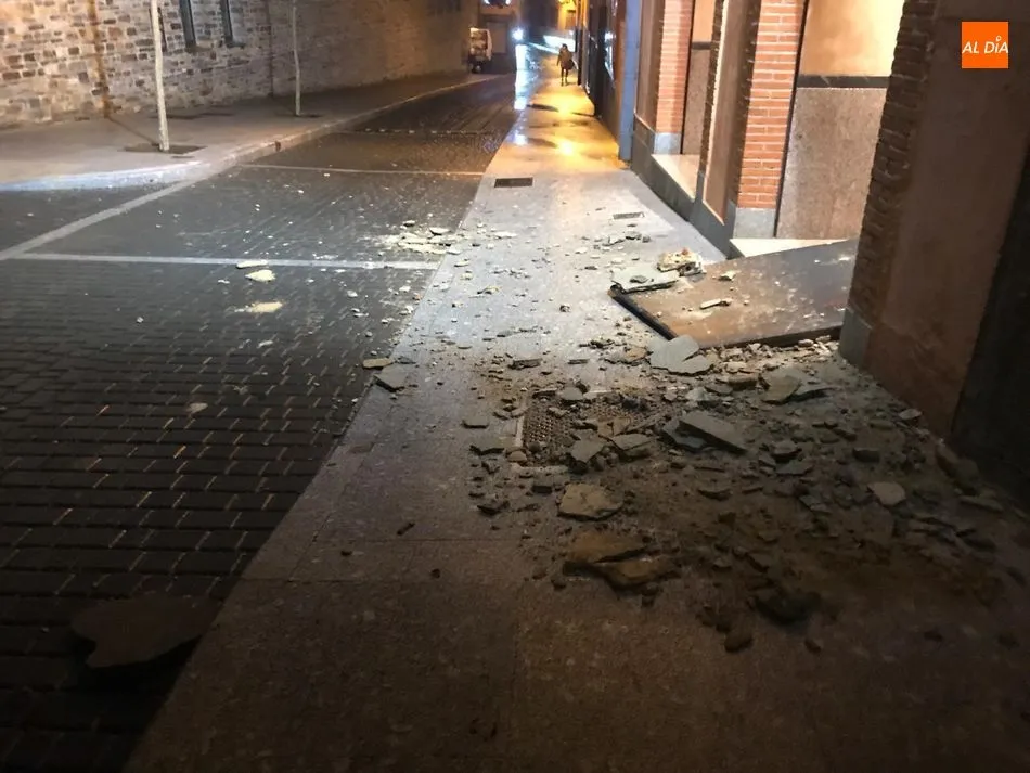 Susto por el desprendimiento de una pequeña parte de la fachada del antiguo Hospital