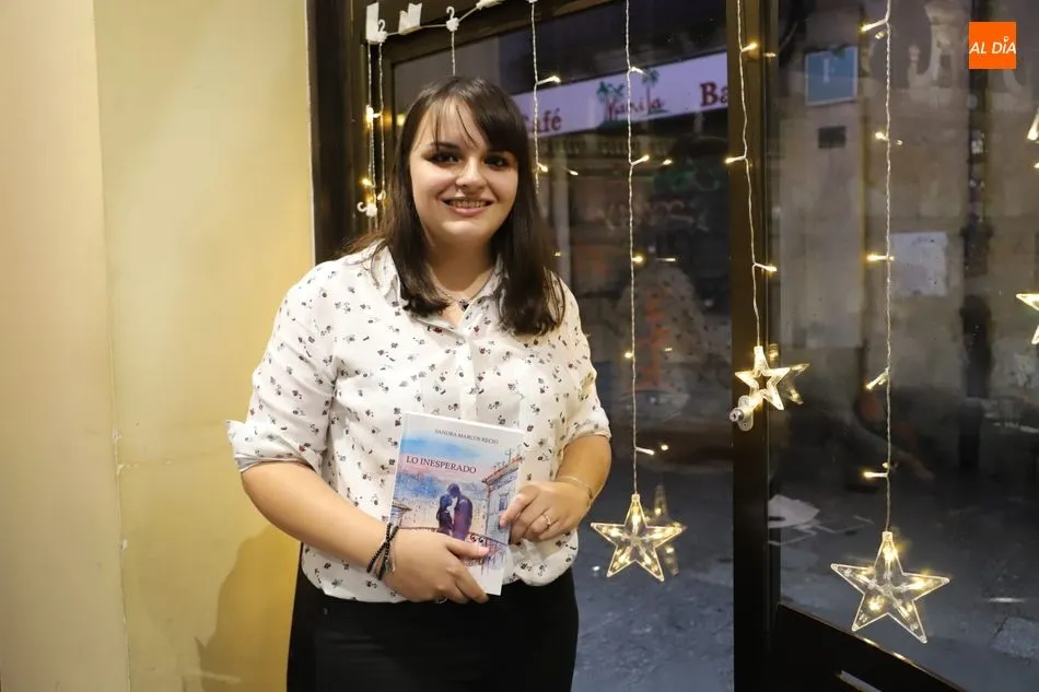 Sandra Marcos, con su libro / Fotos de Lydia González