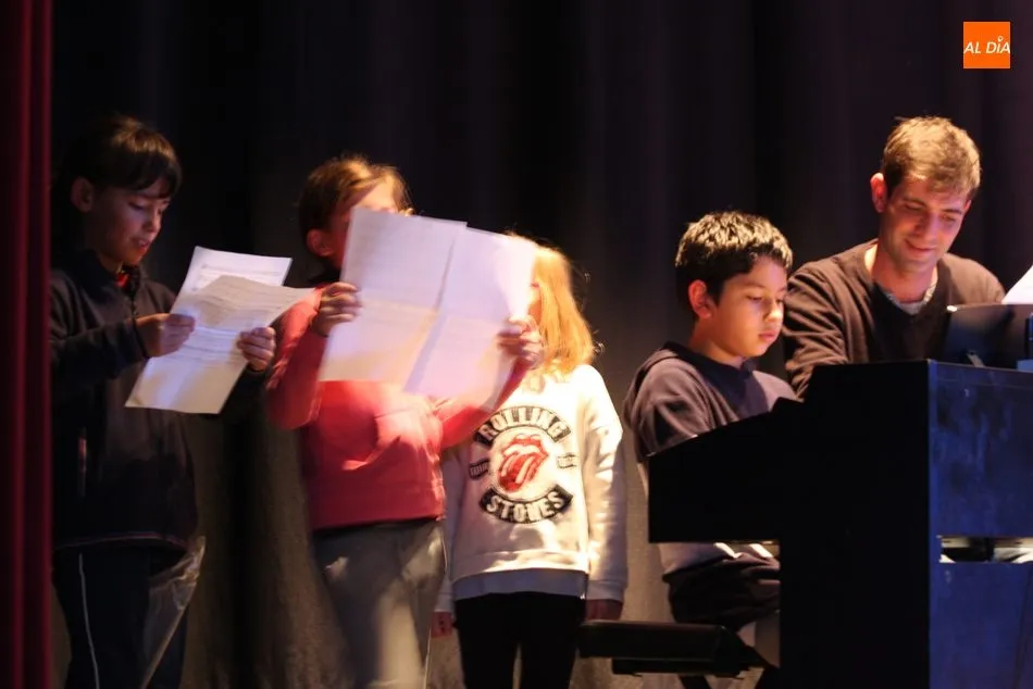 Foto 6 - Emotiva audici&oacute;n de Navidad de los alumnos de la Escuela Municipal de M&uacute;sica de Vitigudino  