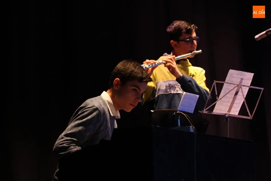 Foto 4 - Emotiva audici&oacute;n de Navidad de los alumnos de la Escuela Municipal de M&uacute;sica de Vitigudino  