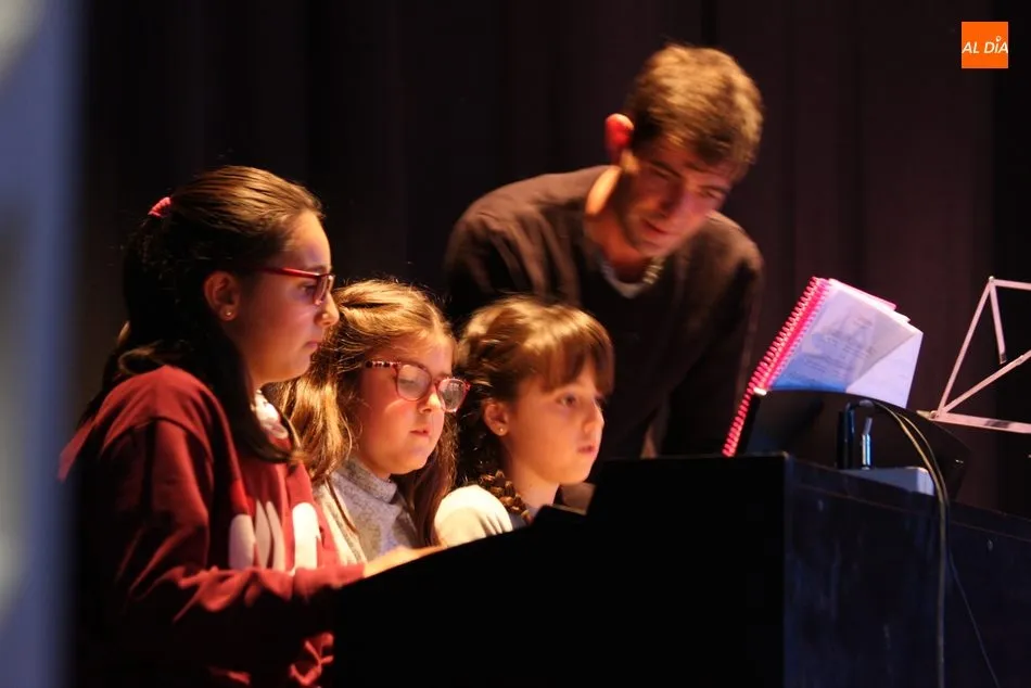 Foto 2 - Emotiva audici&oacute;n de Navidad de los alumnos de la Escuela Municipal de M&uacute;sica de Vitigudino  