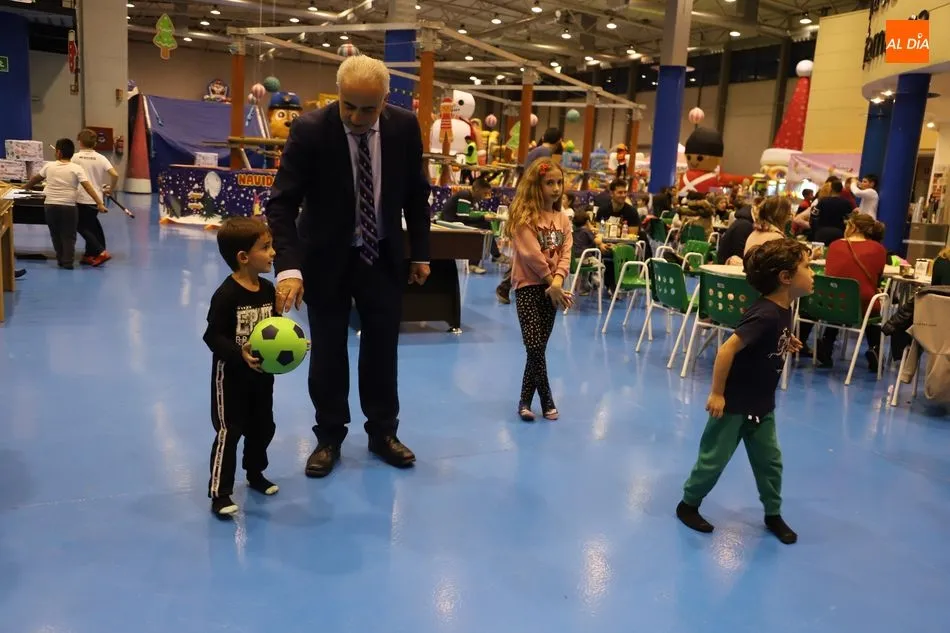 Foto 3 - El diputado Jes&uacute;s Mar&iacute;a Ortiz no falla a su cita con el Parque Infantil Navidiver