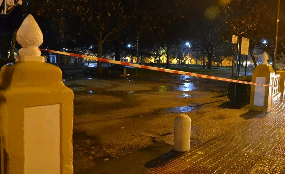 Cerrados por el viento los parques de La Glorieta y La Florida  