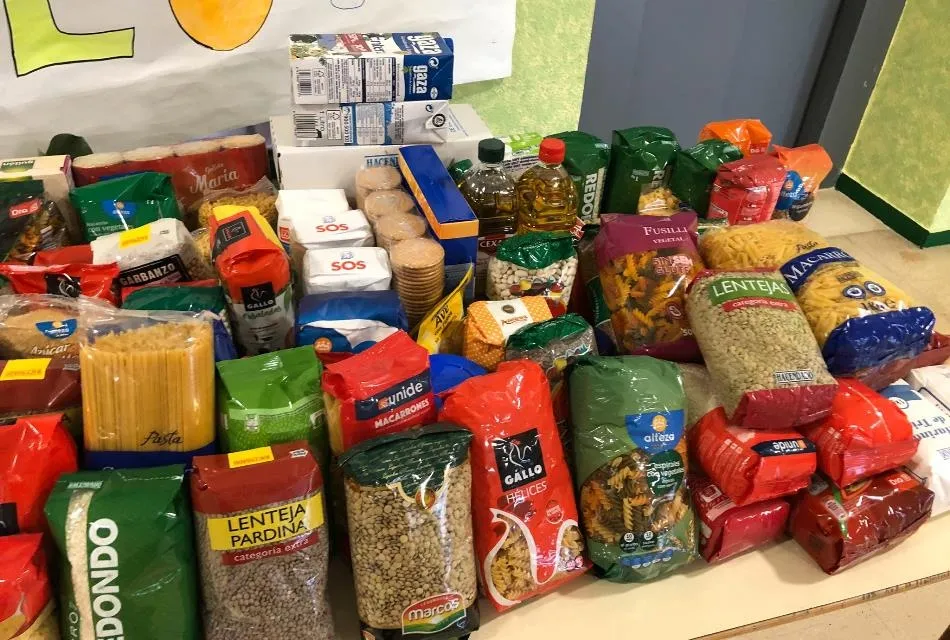 Foto 2 - El Colegio Mir&oacute;briga recopila 235 kilos de alimentos en su Operaci&oacute;n Kilo  