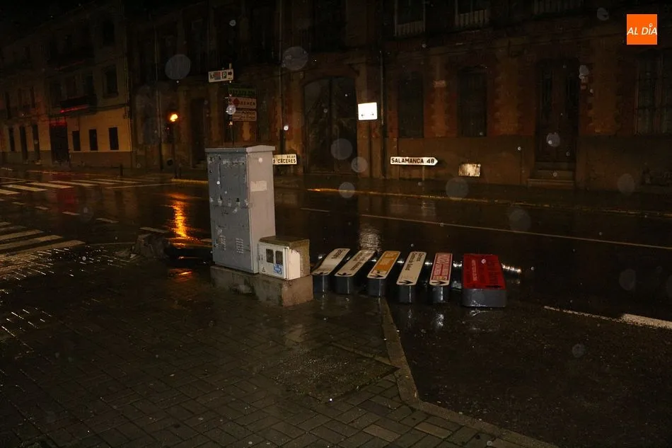 Un poste publicitario cayó por culpa del viento en la calle Filiberto Villlobos