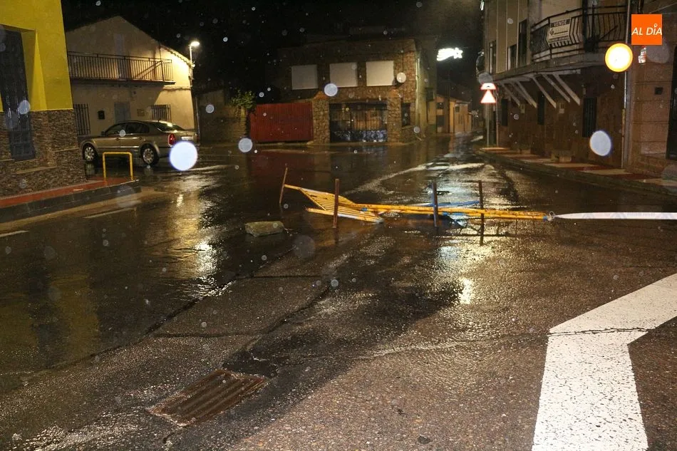 Foto 3 - El temporal causa desperfectos leves en el mobiliario urbano de Guijuelo