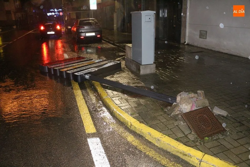 Foto 5 - El temporal causa desperfectos leves en el mobiliario urbano de Guijuelo
