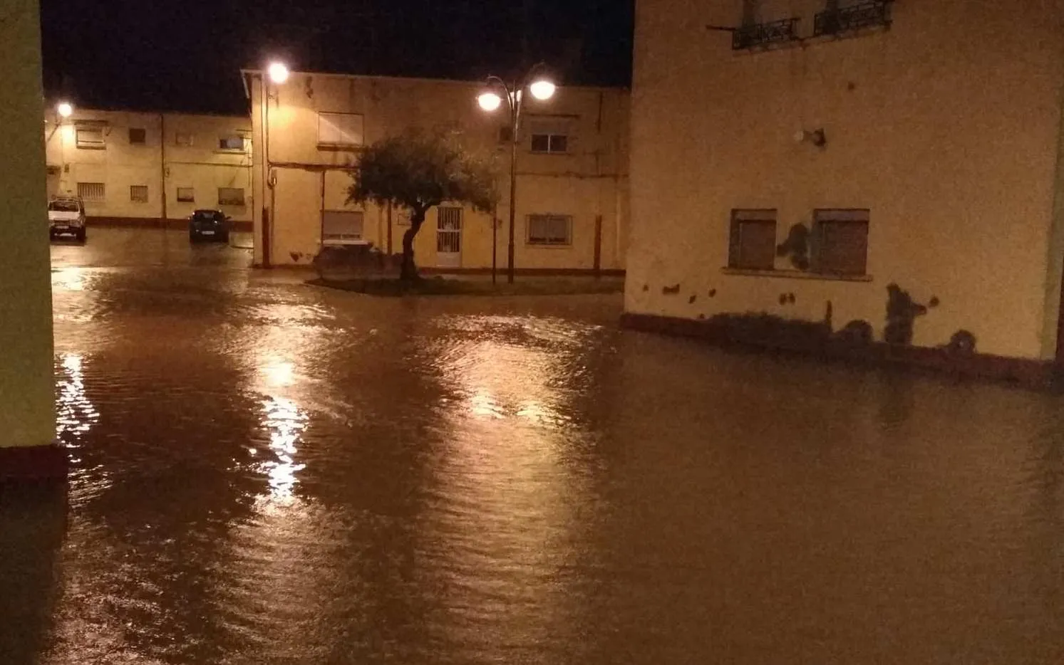 Foto 2 - El caudal del &Aacute;gueda se dispara durante la madrugada a m&aacute;s de 400 m3/s generando numerosos...