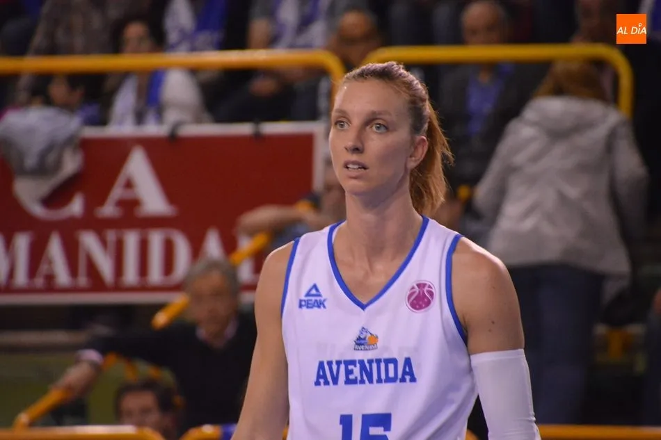 Laura Gil observa una jugada en un partido