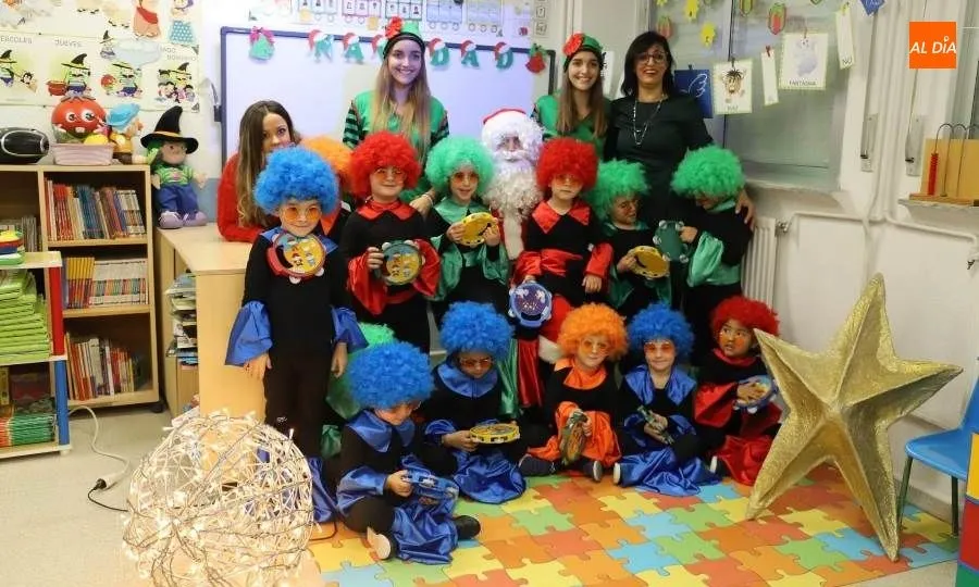 Uno de los grupos de alumnos que se disfrazaron este viernes en el colegio Antonio Machado. Foto de Lydia González