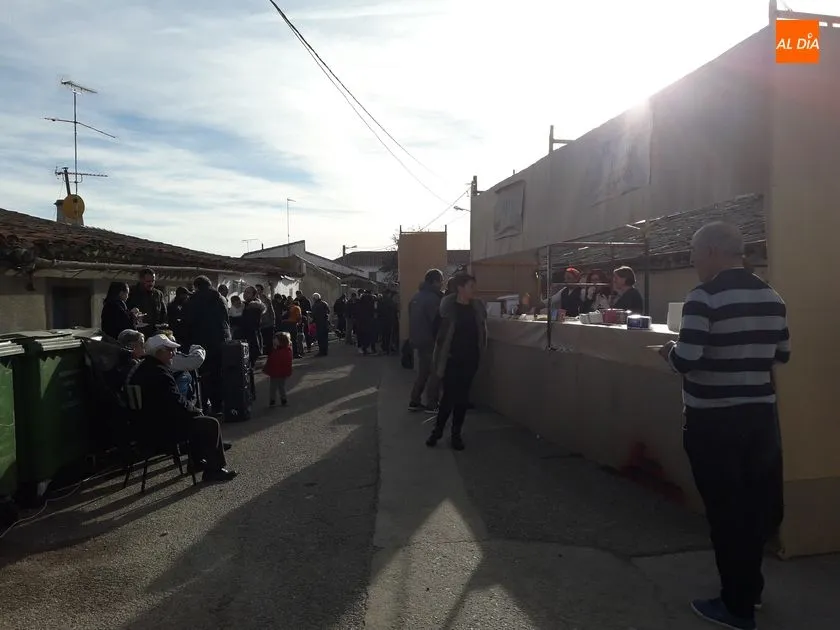 Los vecinos disfrutan del mercado navideño en la edición del año pasado