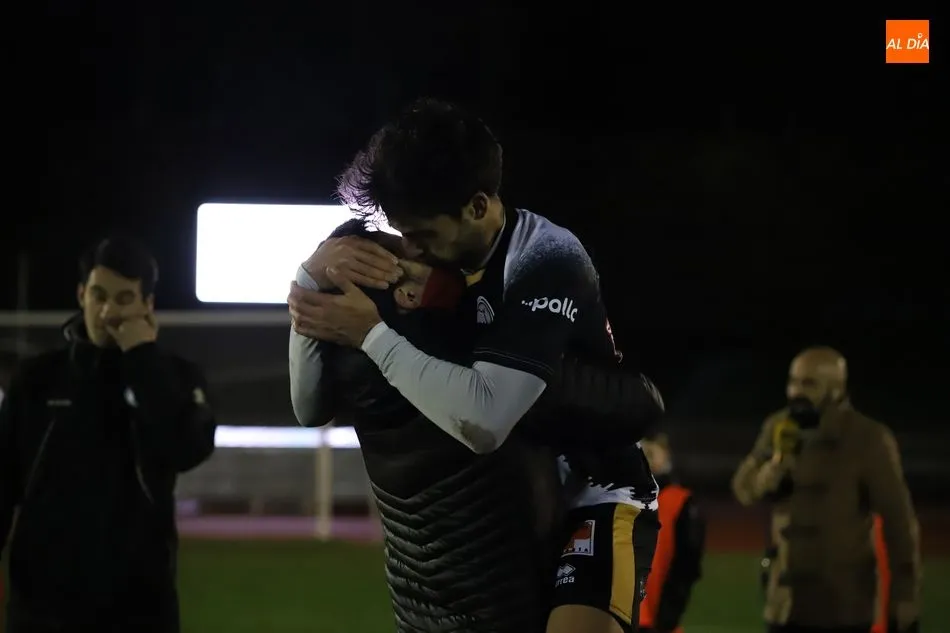 Jugadores y cuerpo técnico celebran el triunfo tras eliminar al Baleares