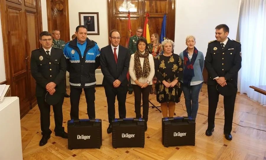 Entrega de los nuevos etilómetros, en la Subdelegación del Gobierno de Salamanca. Foto EP