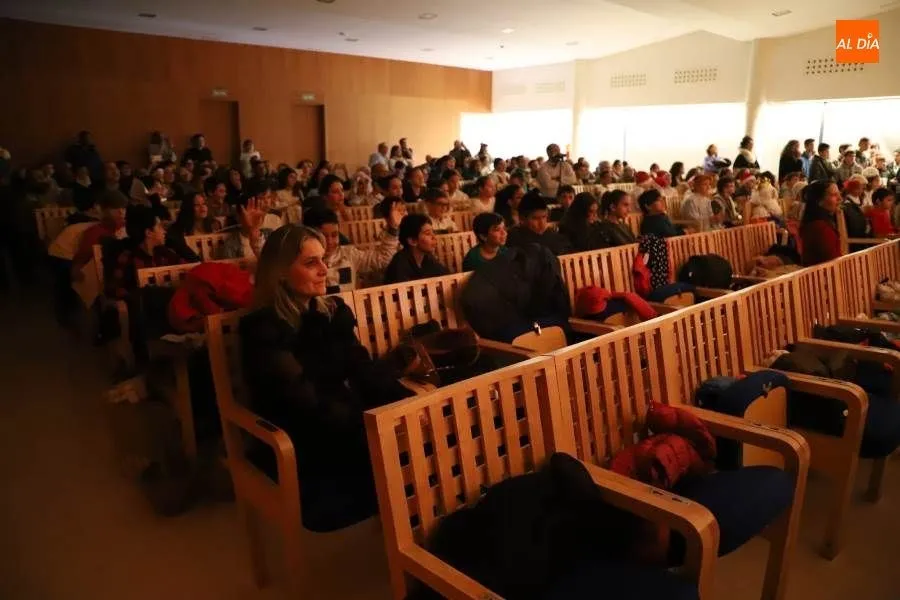 Foto 3 - Los escolares del colegio Caja de Ahorros protagonizan un bonito Festival navide&ntilde;o