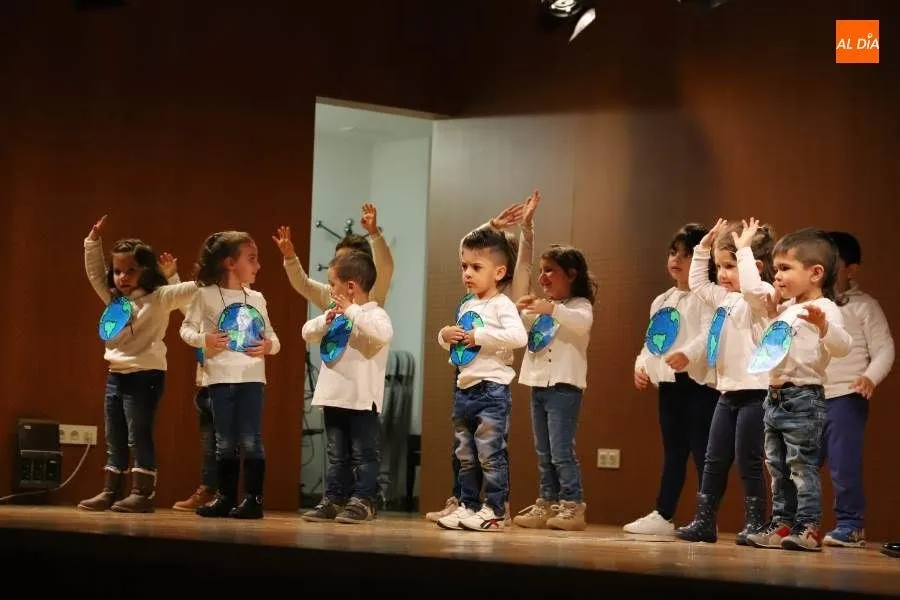 Foto 2 - Los escolares del colegio Caja de Ahorros protagonizan un bonito Festival navide&ntilde;o