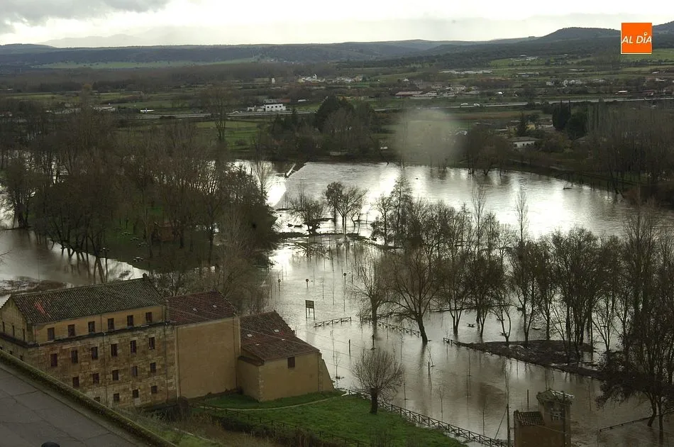 Foto 10 - Lenta pero progresiva bajada caudal del &Aacute;gueda, que mantiene la situaci&oacute;n de alerta  