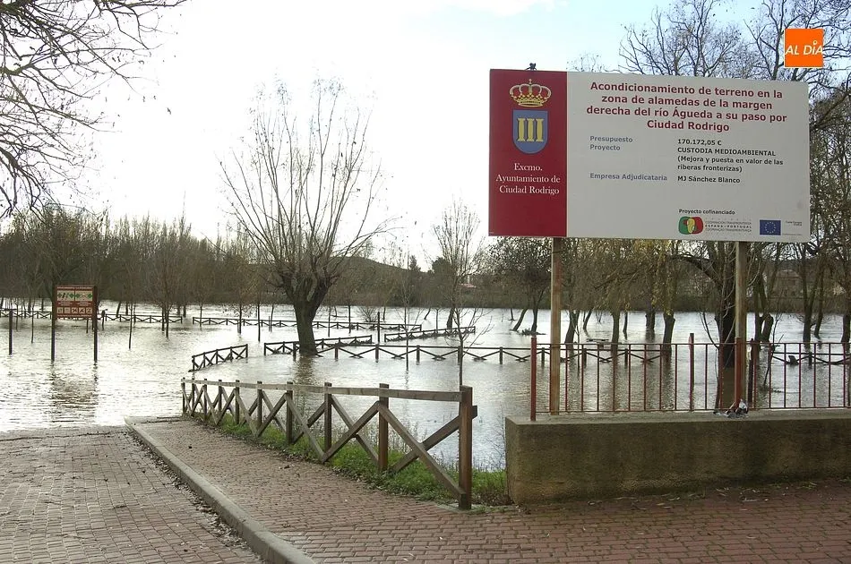 Foto 8 - Lenta pero progresiva bajada caudal del &Aacute;gueda, que mantiene la situaci&oacute;n de alerta  