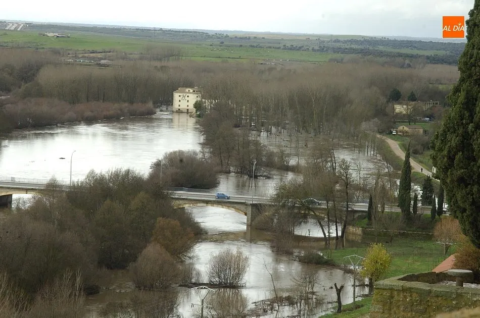 Foto 11 - Lenta pero progresiva bajada caudal del &Aacute;gueda, que mantiene la situaci&oacute;n de alerta  