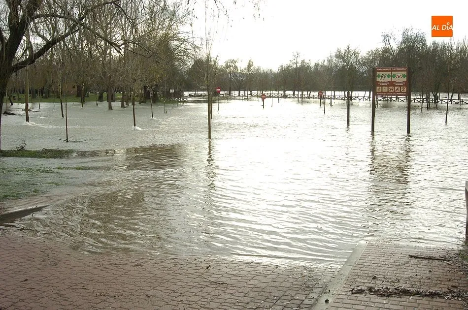 Foto 4 - Lenta pero progresiva bajada caudal del &Aacute;gueda, que mantiene la situaci&oacute;n de alerta  