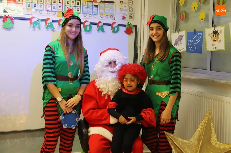 Foto 11 - Disfraces y la visita de Papa Noel para celebrar la Navidad en el colegio Antonio Machado
