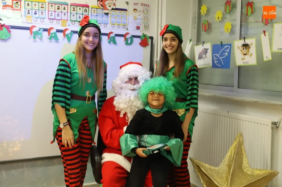 Foto 9 - Disfraces y la visita de Papa Noel para celebrar la Navidad en el colegio Antonio Machado