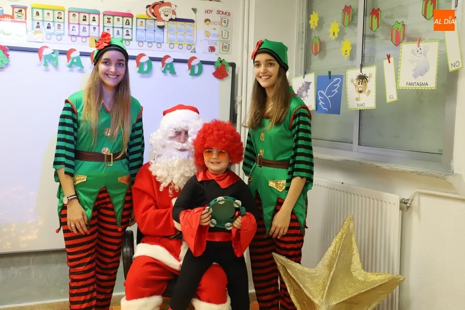 Foto 8 - Disfraces y la visita de Papa Noel para celebrar la Navidad en el colegio Antonio Machado