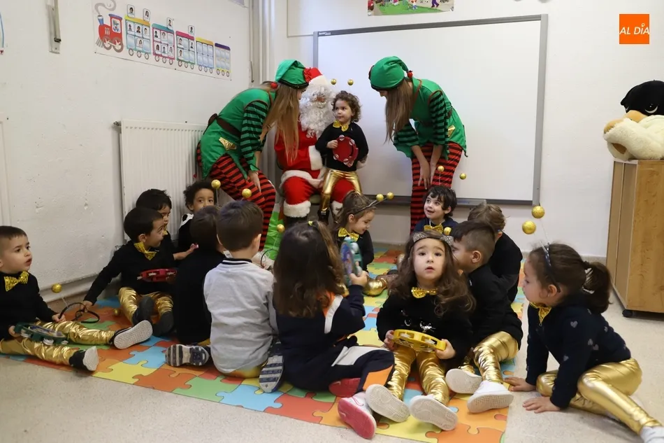 Foto 6 - Disfraces y la visita de Papa Noel para celebrar la Navidad en el colegio Antonio Machado