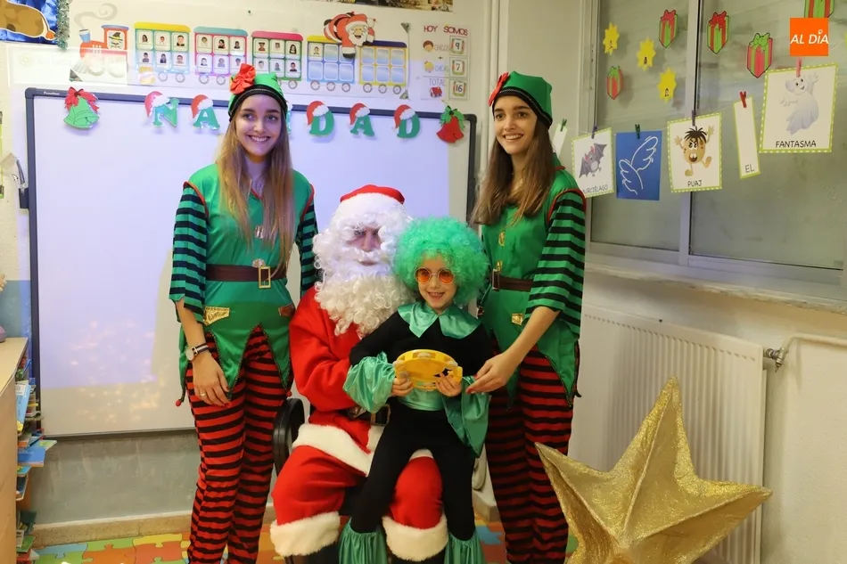 Foto 5 - Disfraces y la visita de Papa Noel para celebrar la Navidad en el colegio Antonio Machado