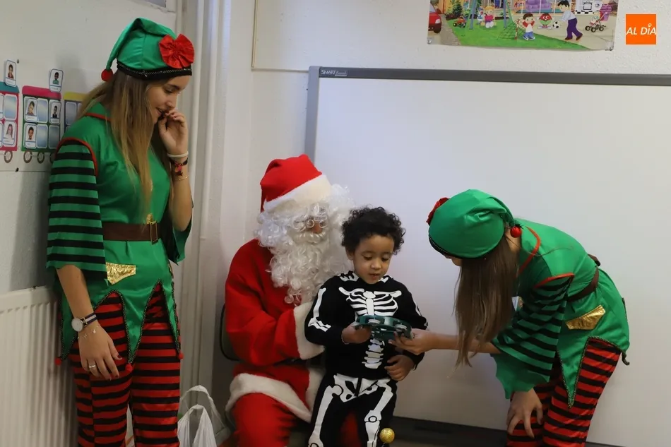 Foto 4 - Disfraces y la visita de Papa Noel para celebrar la Navidad en el colegio Antonio Machado