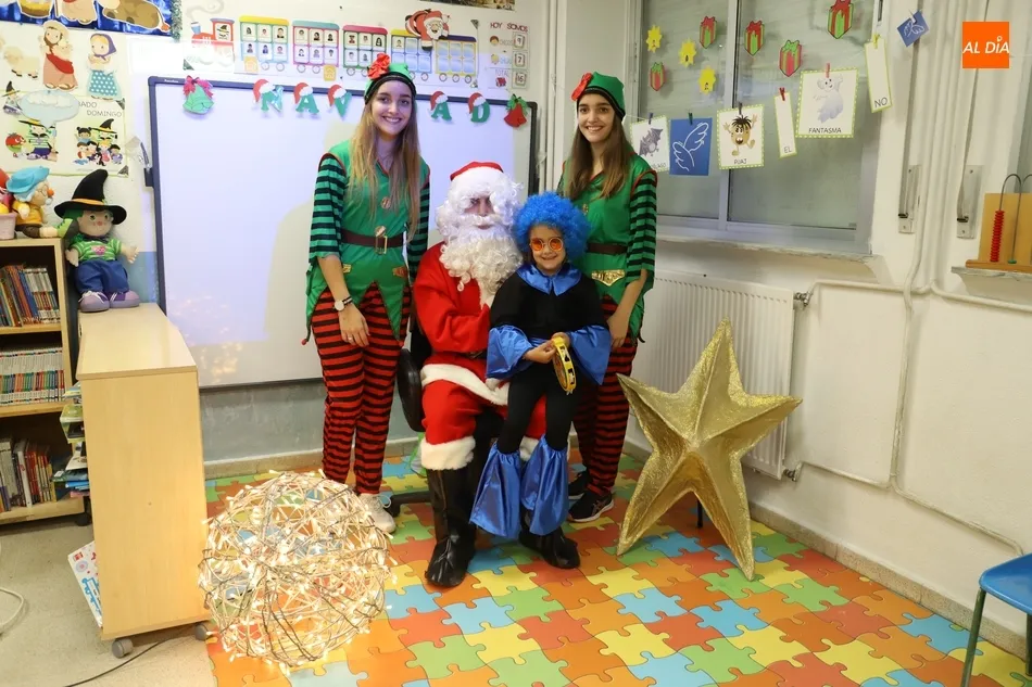 Foto 3 - Disfraces y la visita de Papa Noel para celebrar la Navidad en el colegio Antonio Machado