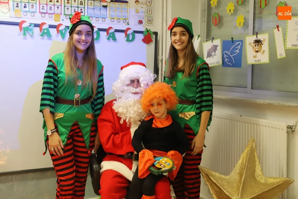 Foto 2 - Disfraces y la visita de Papa Noel para celebrar la Navidad en el colegio Antonio Machado