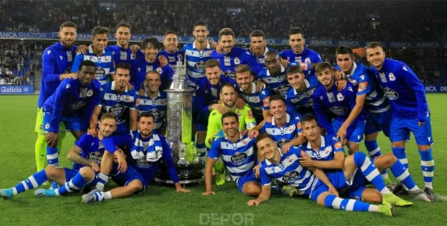 La plantilla del Deportivo celebra la consecución del Teresa Herrera