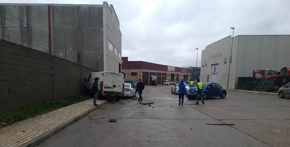 Foto 5 - Un herido y siete coches destrozados tras la colisi&oacute;n con un cami&oacute;n sin conductor en el pol&iacute;gono ...