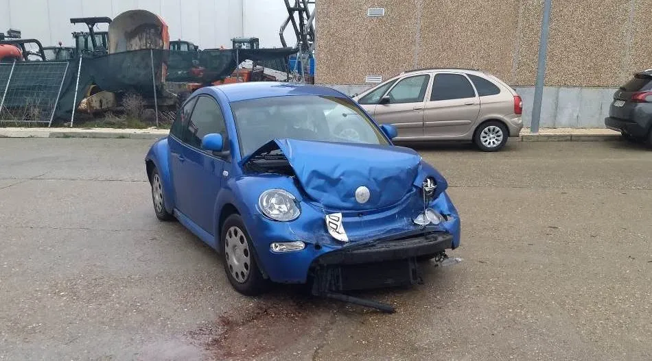 Foto 4 - Un herido y siete coches destrozados tras la colisi&oacute;n con un cami&oacute;n sin conductor en el pol&iacute;gono ...