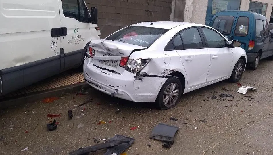 Foto 3 - Un herido y siete coches destrozados tras la colisi&oacute;n con un cami&oacute;n sin conductor en el pol&iacute;gono ...