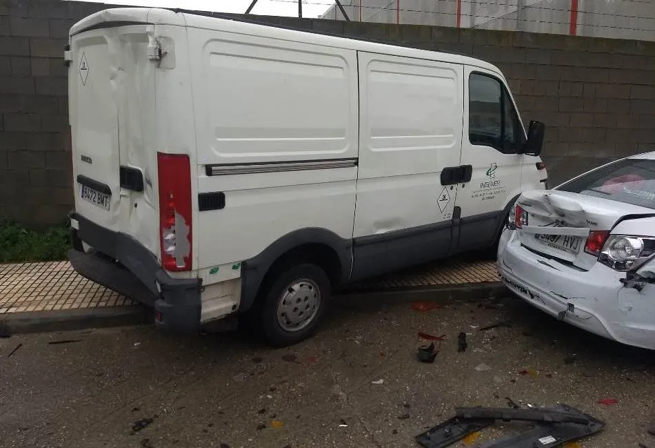 Foto 2 - Un herido y siete coches destrozados tras la colisi&oacute;n con un cami&oacute;n sin conductor en el pol&iacute;gono ...