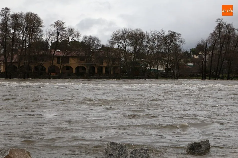 Foto 10 - La fuerte crecida del r&iacute;o Tormes inunda una docena de casas en Puente del Congosto