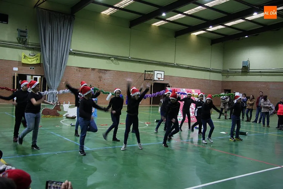 Foto 8 - Los alumnos de CEIP Manuel Moreno Blanco de Vitigudino ofrecen una bonita gala de Navidad  