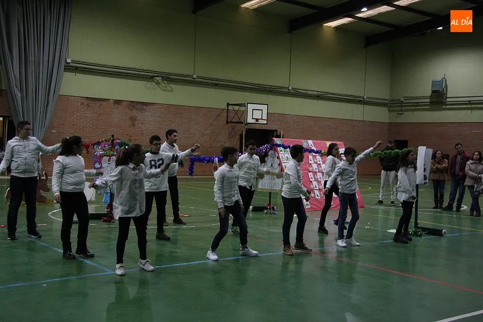 Foto 6 - Los alumnos de CEIP Manuel Moreno Blanco de Vitigudino ofrecen una bonita gala de Navidad  